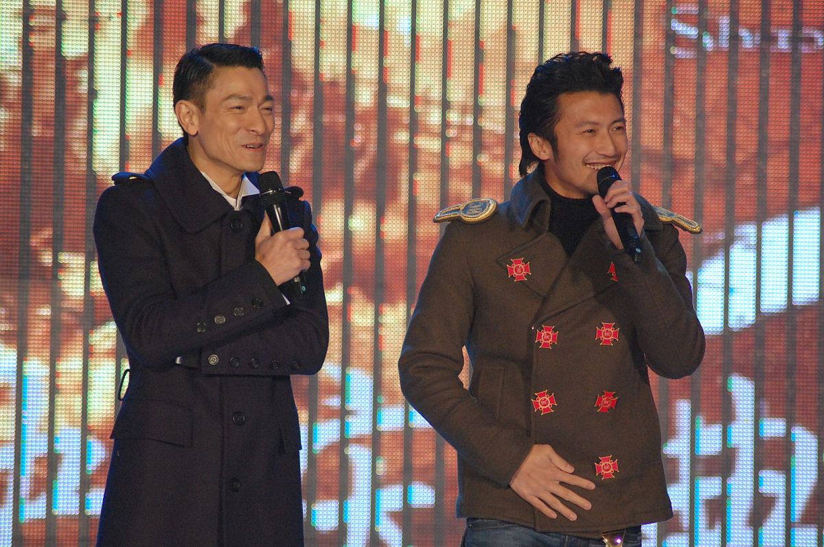 刘德华谢霆锋携手官宣,两位巨星你更喜欢谁?