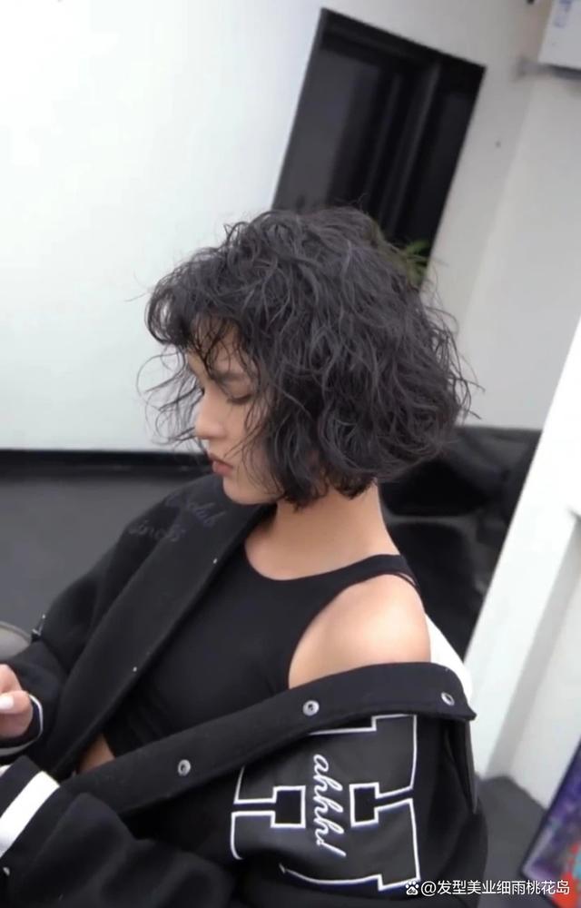 短发烫个卷也非常的好看上镜,显得复古还有港风洋气的气息,刘海选择卷