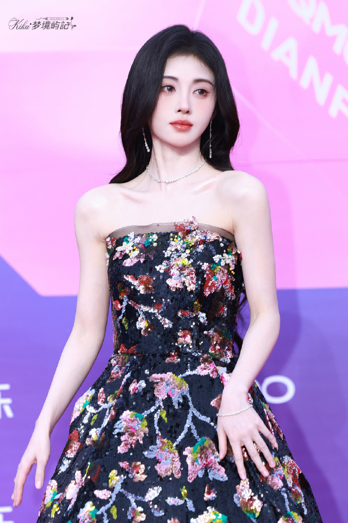 鞠婧祎红毯##qq音乐巅峰盛典