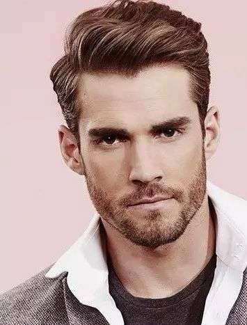 有什么适合下颚角大导致脸型"方正"的男生发型以及穿衣打扮?