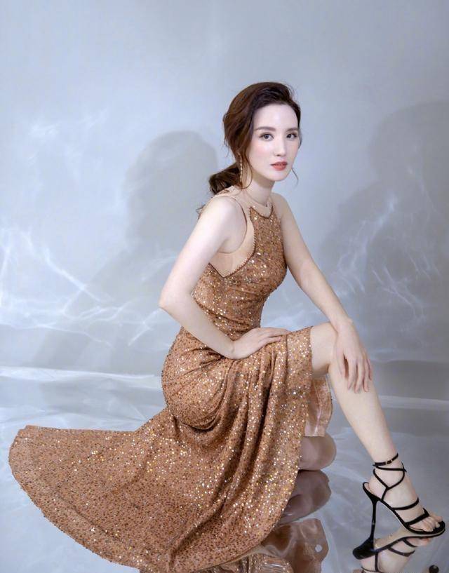 39岁的环球小姐冠军,张萌"黄金"高跟鞋秀超长美腿!