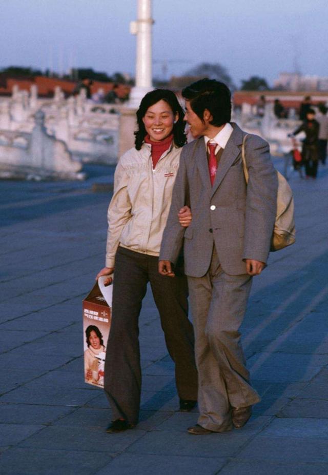 上世纪90年代土掉渣的服装,如今却成为时尚爆款