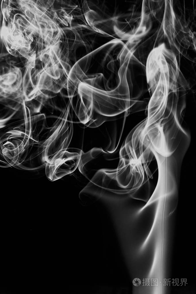 抽象黑白烟雾隔离在黑色背景为您设计