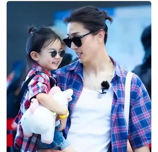 不仅是张杰和谢娜,还有其他一些明星爸爸也展现出了对孩子的关爱和陪