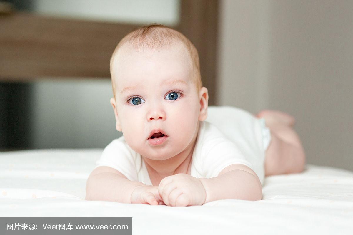 可爱漂亮的大眼睛宝宝躺在床上