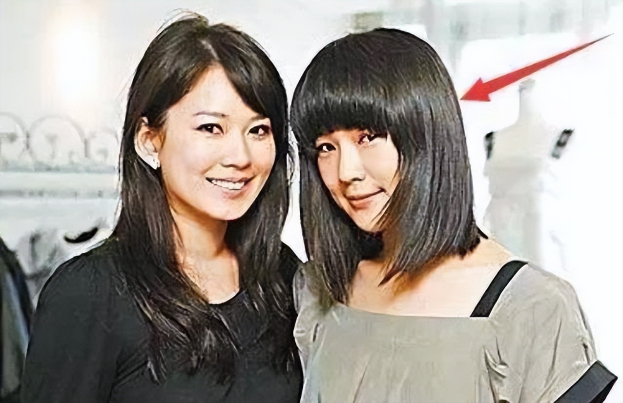 疑似钟汉良老婆探班被拍男方雨中撑伞照顾女方两人传秘婚多年