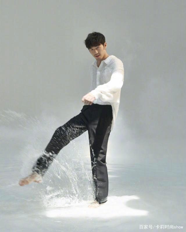 白宇真是"行走的穿搭模板",一身浅身西装够优雅,尽显成熟魅力