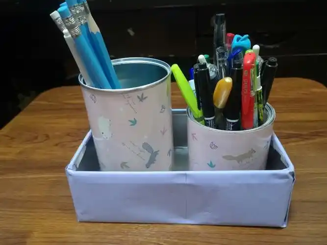 吃完的薯片盒不要扔,户军智小朋友把它做成笔筒啦!