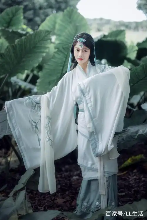 炎炎夏日,她身着汉服,我却从她身上感到"清凉"的气息!