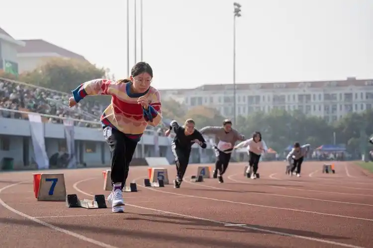 女子200起跑(学通社记者 倪才华 摄)_副本