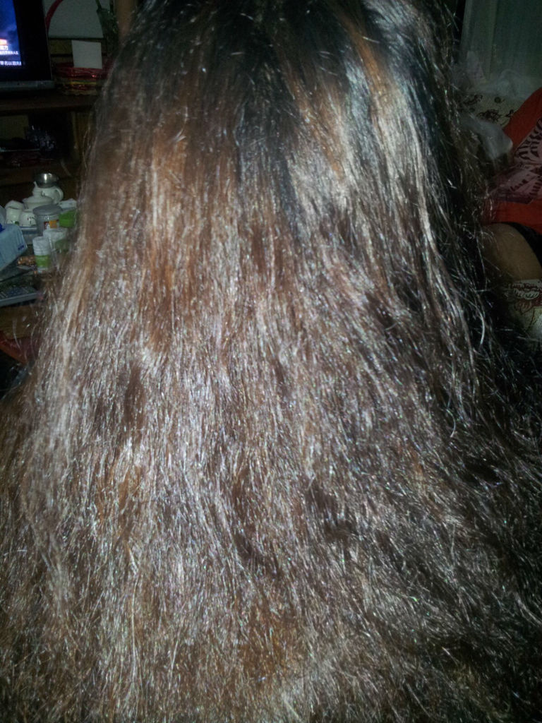 我的头发是自然卷沙发,很蓬松的,几乎没有几条头发是粘在一起的,比