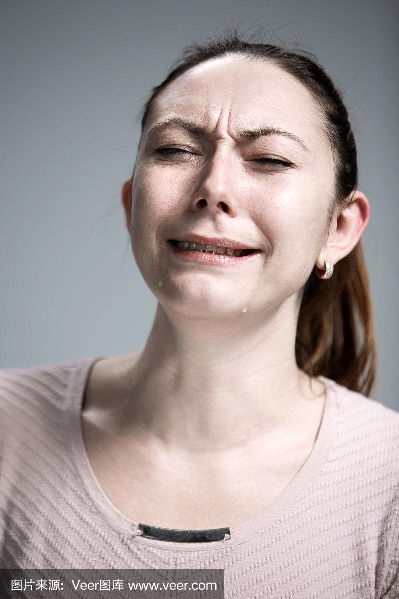 特写镜头是脸上流泪的女人