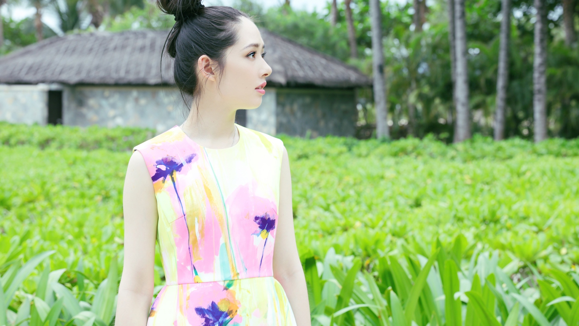 郭碧婷甜美海边花丛写真高清壁纸