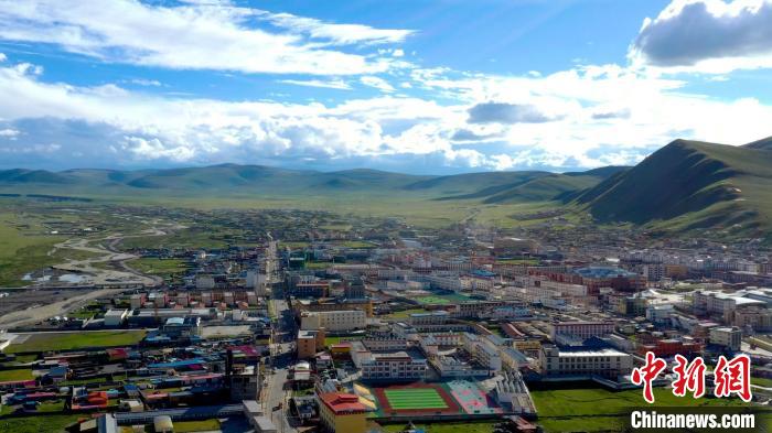 空中俯瞰石渠县城. 石渠县委宣传部供图