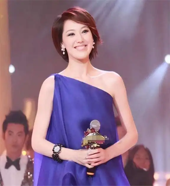 最美央视主持人被辞退,被造谣当"小三",事情的背后是什么