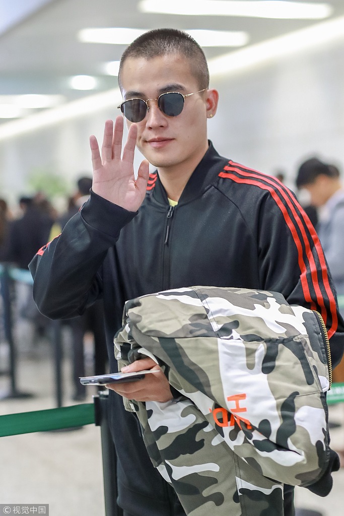 寸头 耳钉迷人笑容大放送 欧豪肩扛外套痞气十足