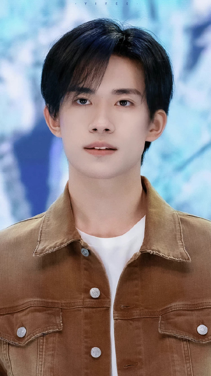 易烊千玺央视牌微笑好甜好可爱    #易烊千玺龙年新春祝福##易烊千玺