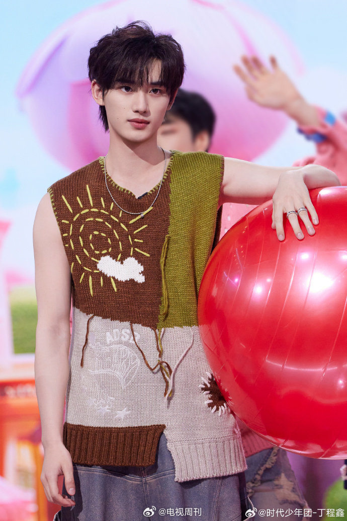 丁程鑫无袖背心look,舞台上的时尚先锋,引领风潮!