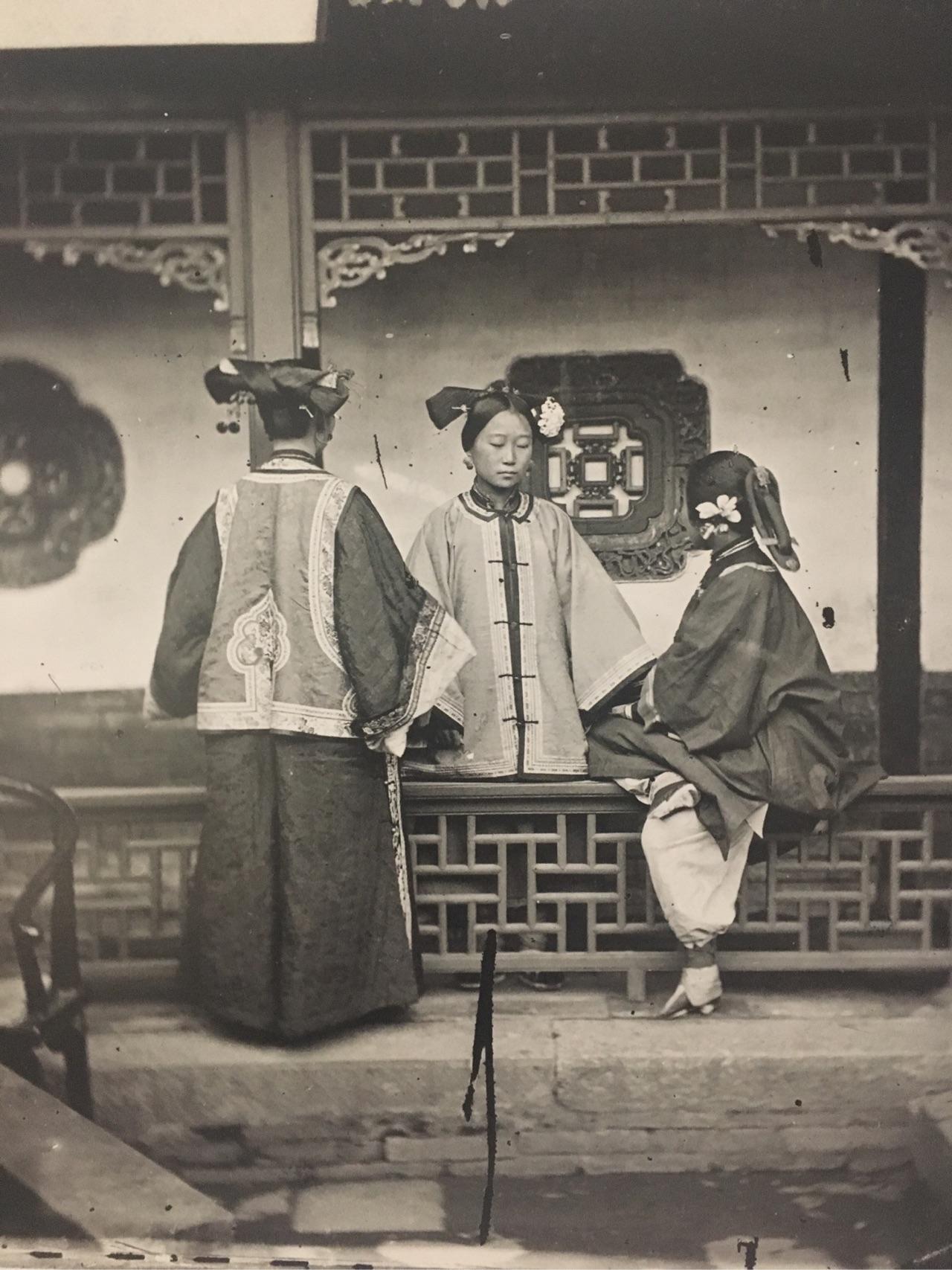 看到清代的老照片,为什么上面的名妓和嫔妃都那么丑?