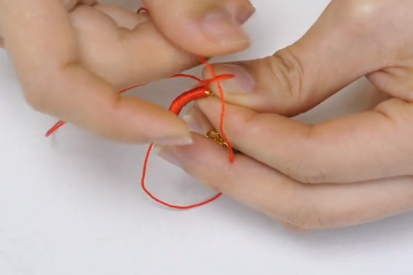 一根红绳缠戒指图解