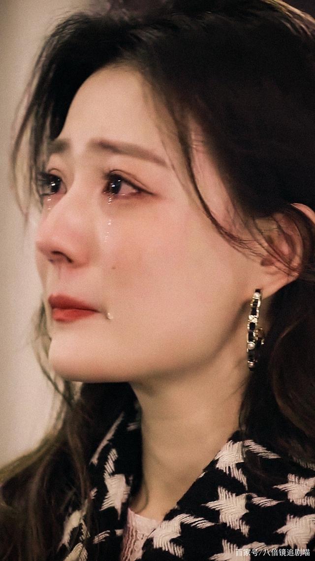 眼睛一直含着泪,到最后你的眼泪才一滴一滴晶莹剔透的落下来",美女