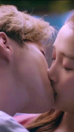 秀恩爱#慕了!关晓彤鹿晗亲上了,好甜额,这是在拍吻戏吗,大白天的