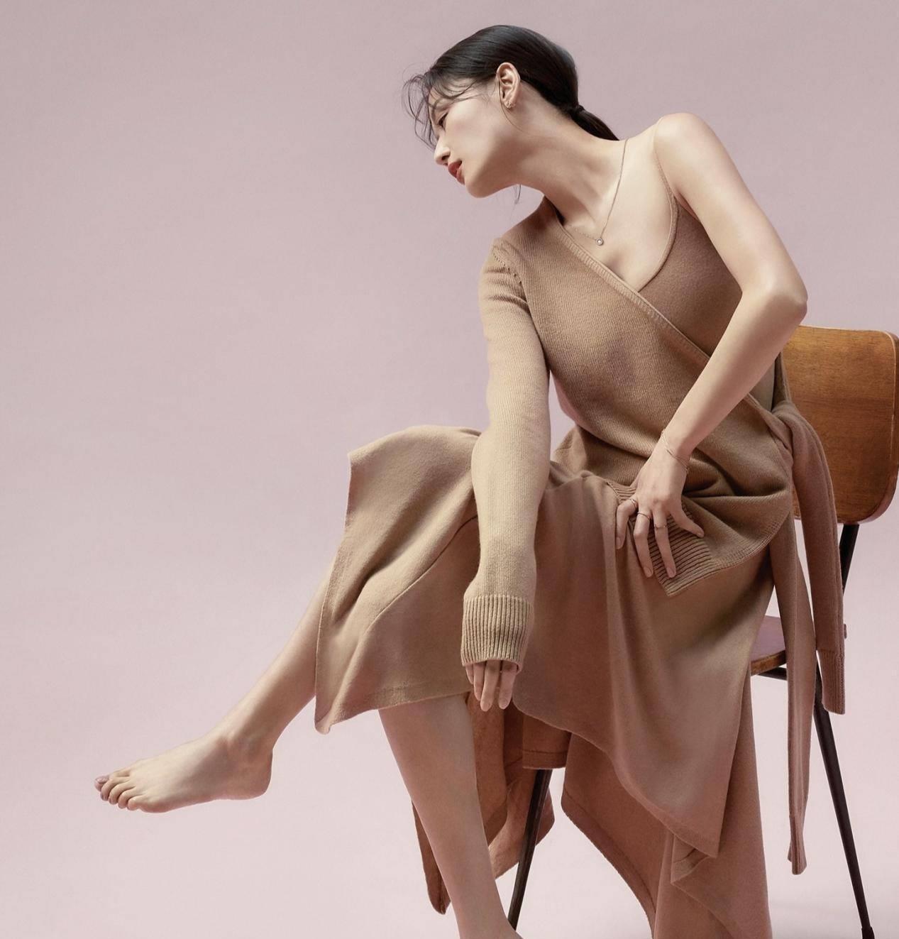 全智贤写真大片,天鹅颈高贵又冷艳,身穿v领西装变身气质女神_风格