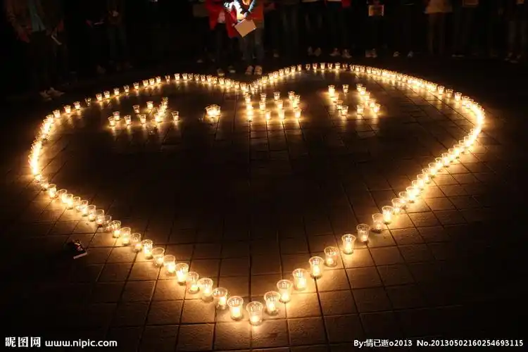 用蜡烛拼成的爱心