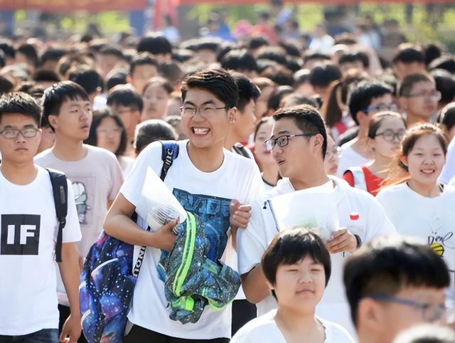 成为全社会关注的焦点话题,在高考前后,高考的学生,陪学生高考的家长