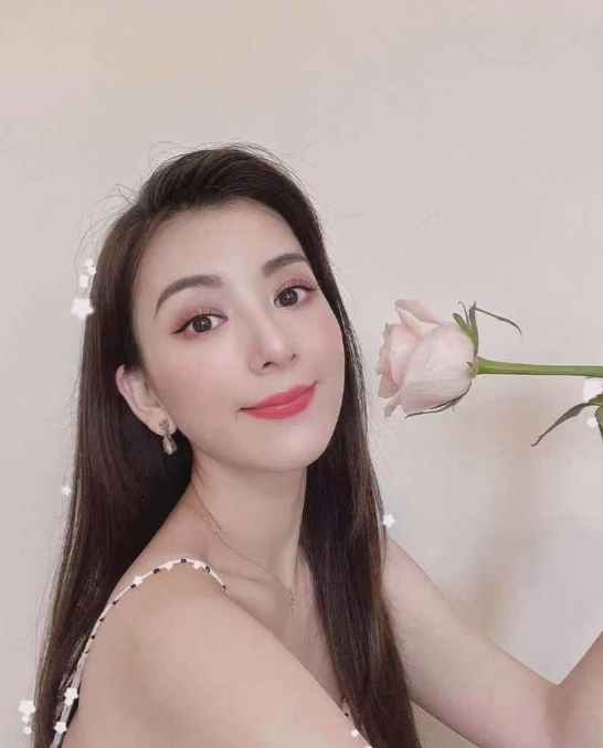 方媛穿波点吊带露纤细锁骨手持玫瑰尽显妩媚气质