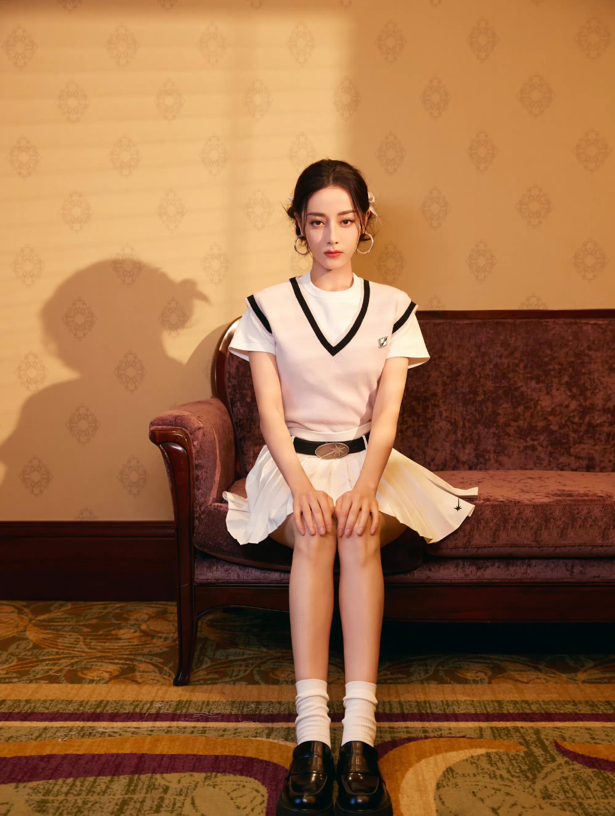 迪丽热巴身穿学院风百褶裙,细腰纤腿妩媚动人,怀孕传闻不攻自破_白色