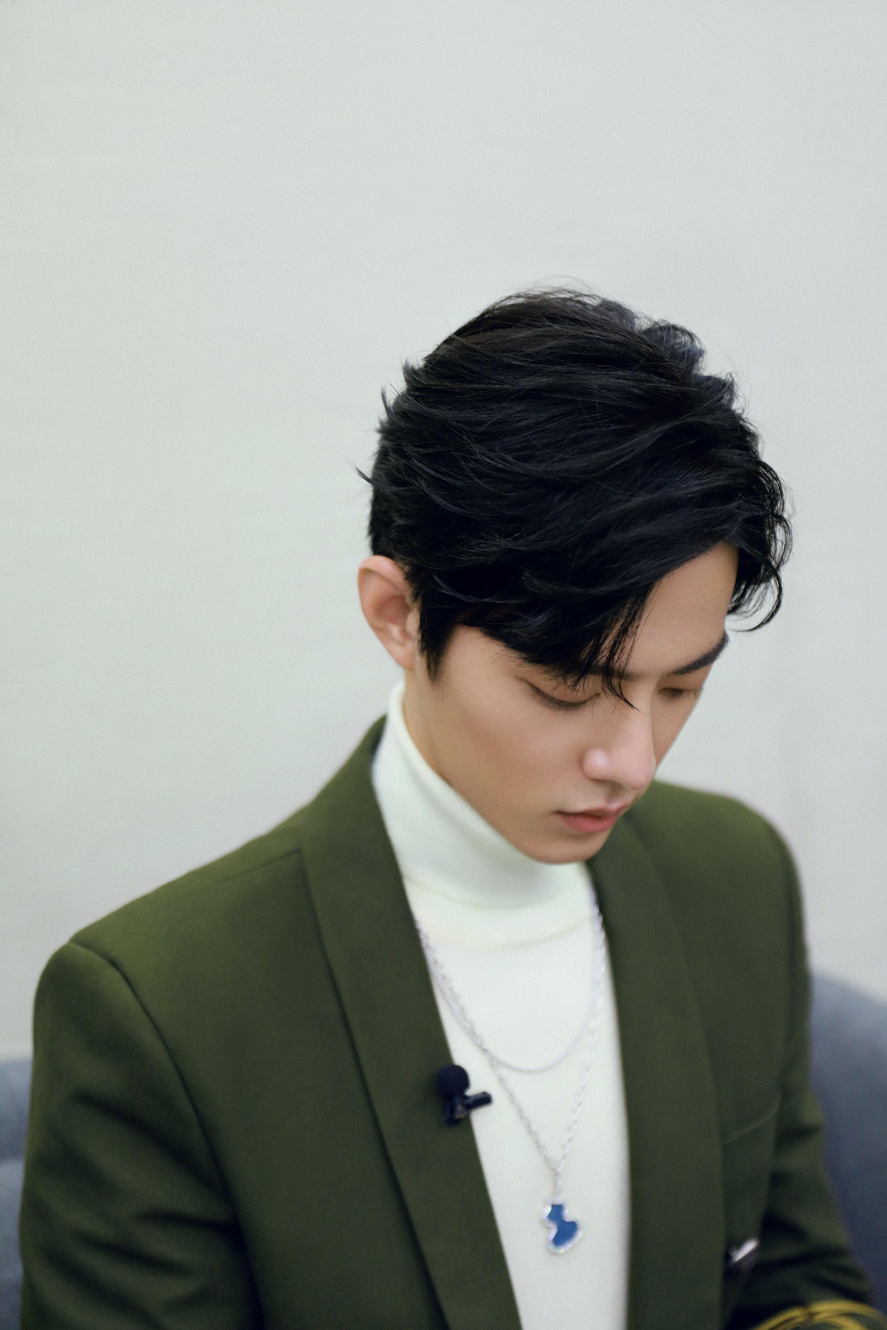 肖战墨绿色西装1920x1080分辨率查看