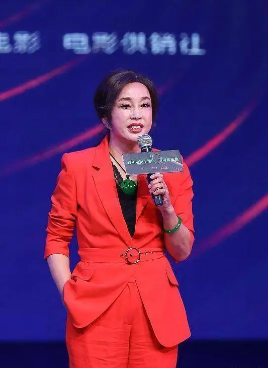 刘晓庆太会挑衣服了,"帝王绿"翡翠配红西装,看着太贵气了_红色_的设计