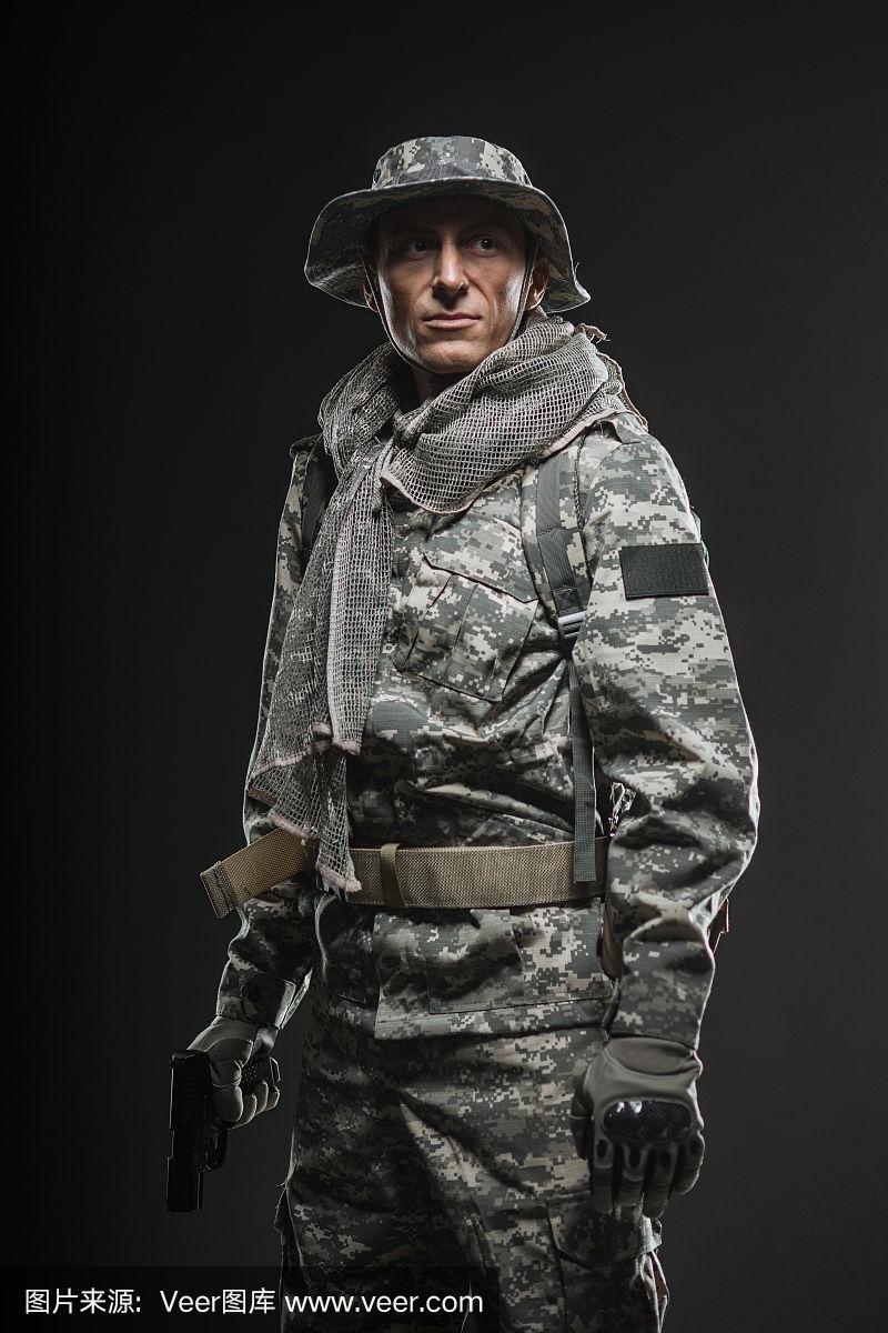 一名持枪的特种部队士兵在黑暗的背景下