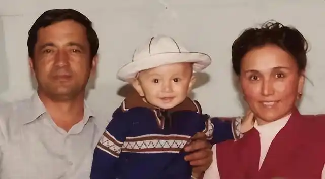 尼格买提30岁娶帕夏古丽结婚9年没孩子如今仍在主持岗位