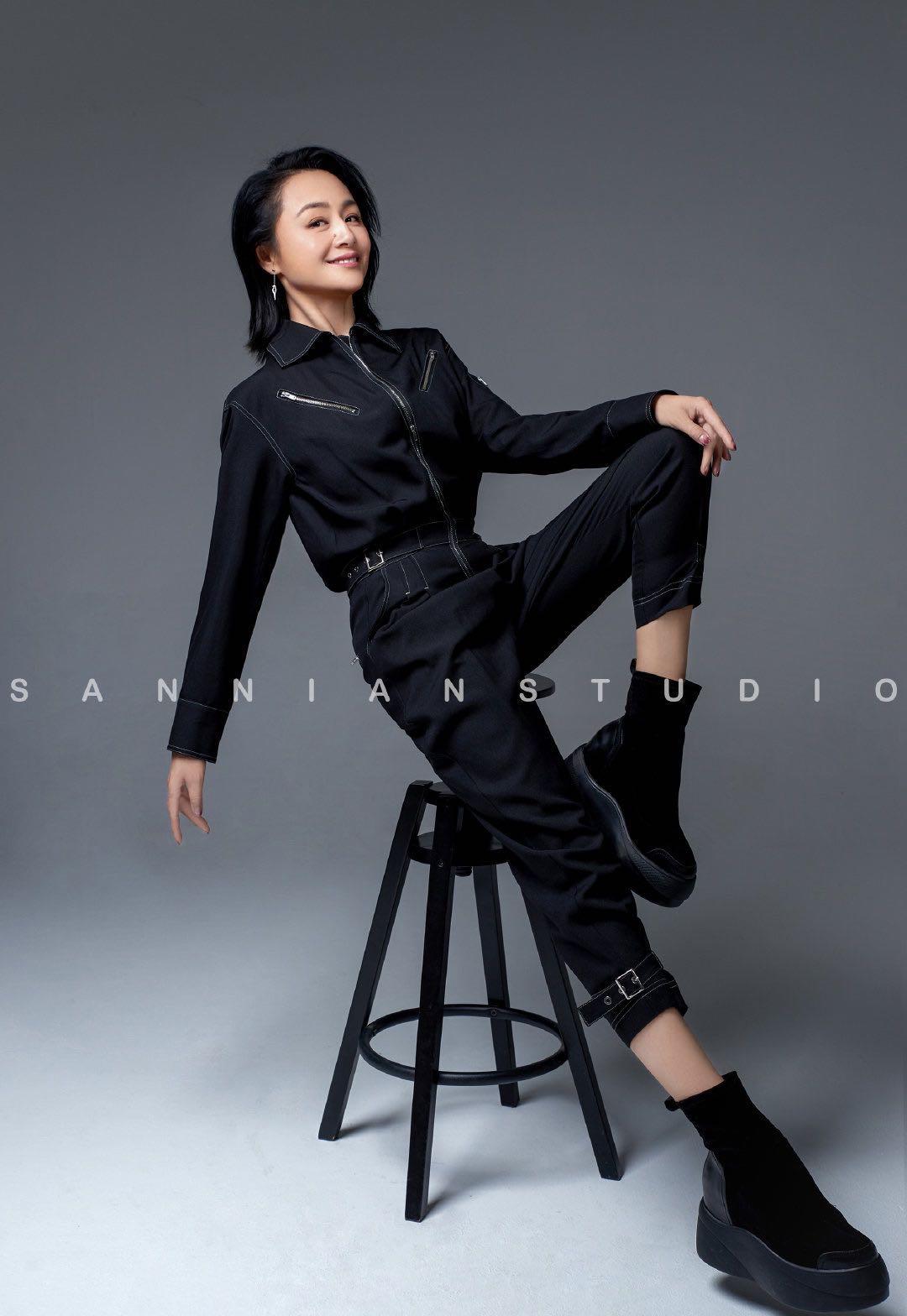 46岁曹颖罕亮相毛衣搭超短裙还有少女身段这双腿真让人自卑