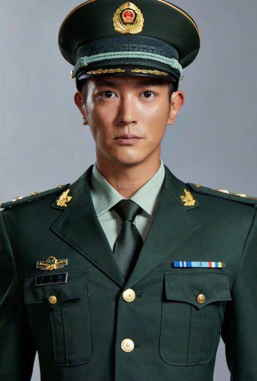 从不温不火到央视晚会宠儿,"大眼萌爸"杜江得感谢他的军人形象