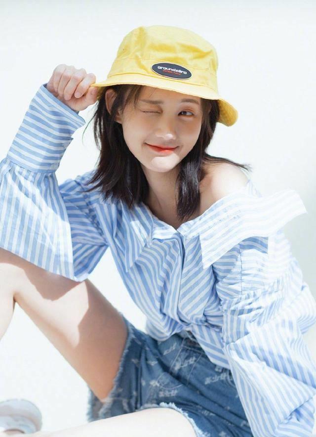 她曾是赵丽颖替身,今穿卡通白t加阔腿裤,简约中带丝时髦感_李一桐