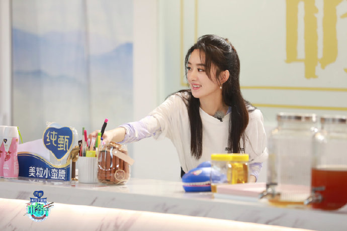 揽客做菜样样行今晚十点湖南卫视《中餐厅》,期待全能财务经理@赵丽颖