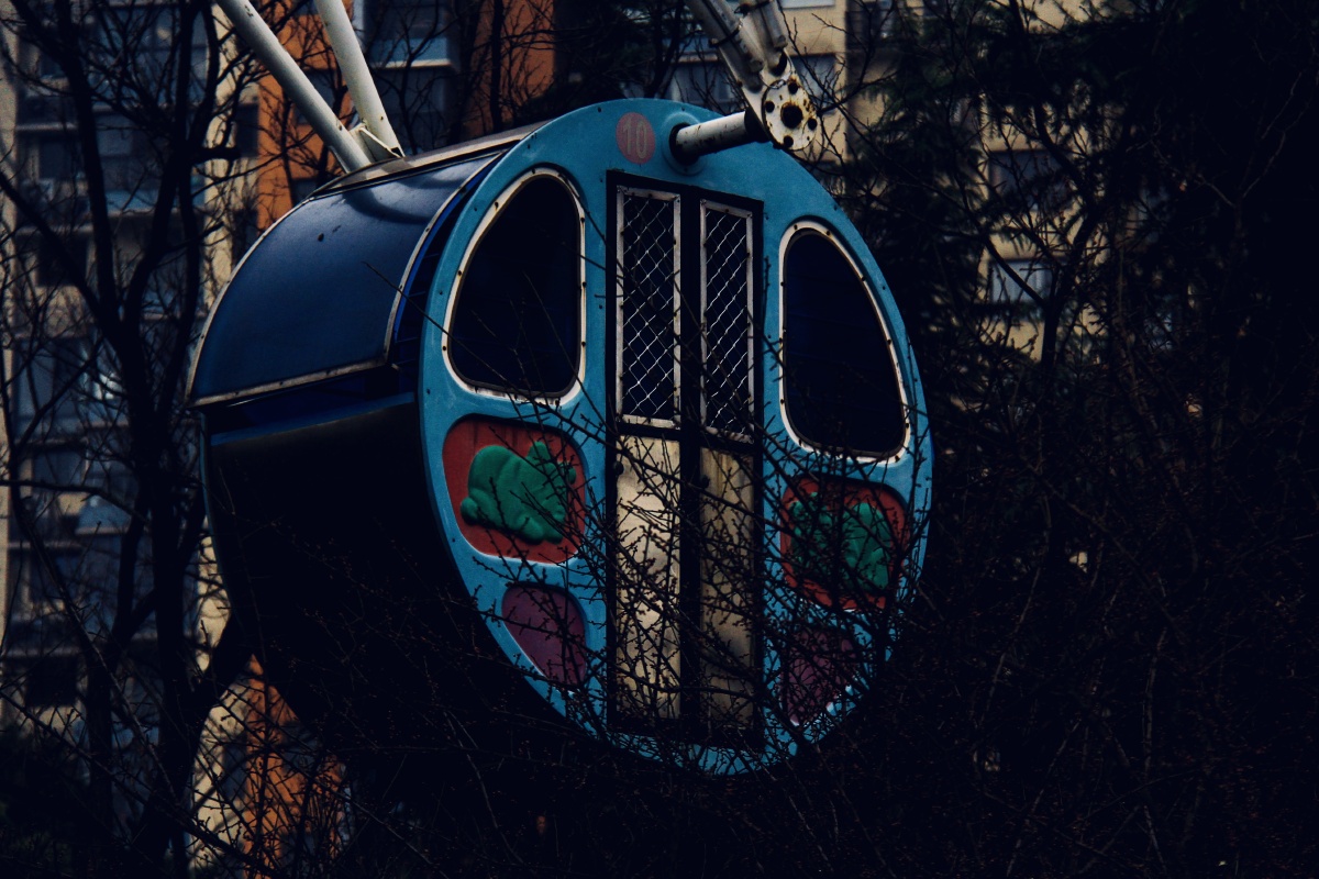 废弃的游乐场 - 君子如兰zw