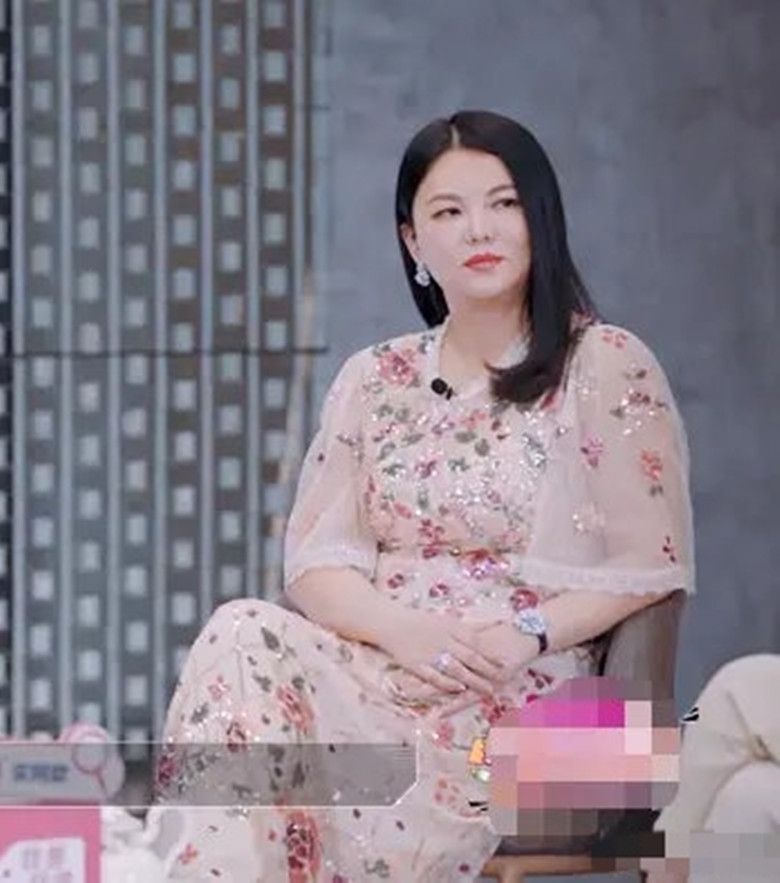 李湘录节目身材惹争议,像有200斤的样子,肚腩突出肥的出油