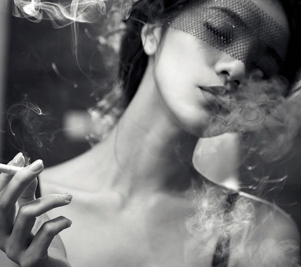 女生抽烟的图片 非主流抽烟图片