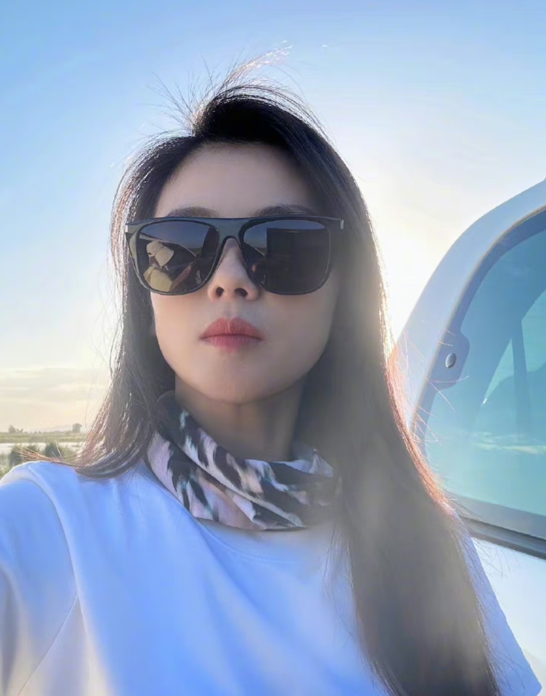 刘涛戴大墨镜自拍酷劲十足,她出远门参加活动一点看不出疲惫,披着长发