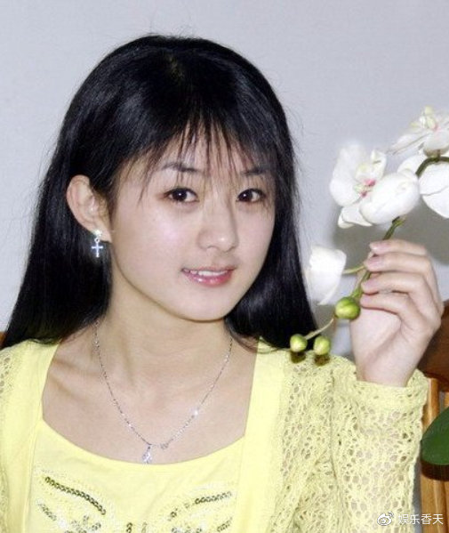 有一种"素颜美"叫赵丽颖,18岁长发旧照被扒,素颜美过化妆!