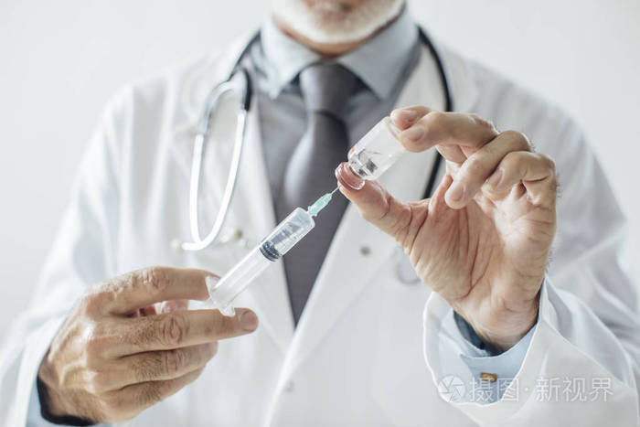 辨认医生的手准备注射药物
