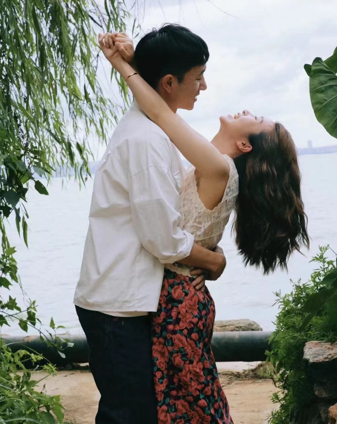 一男一女两个人拥抱的图片,一男一女现实情侣拥抱图