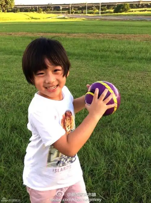 kimi玩球长胖又长高 粉丝盼去《爸爸2》