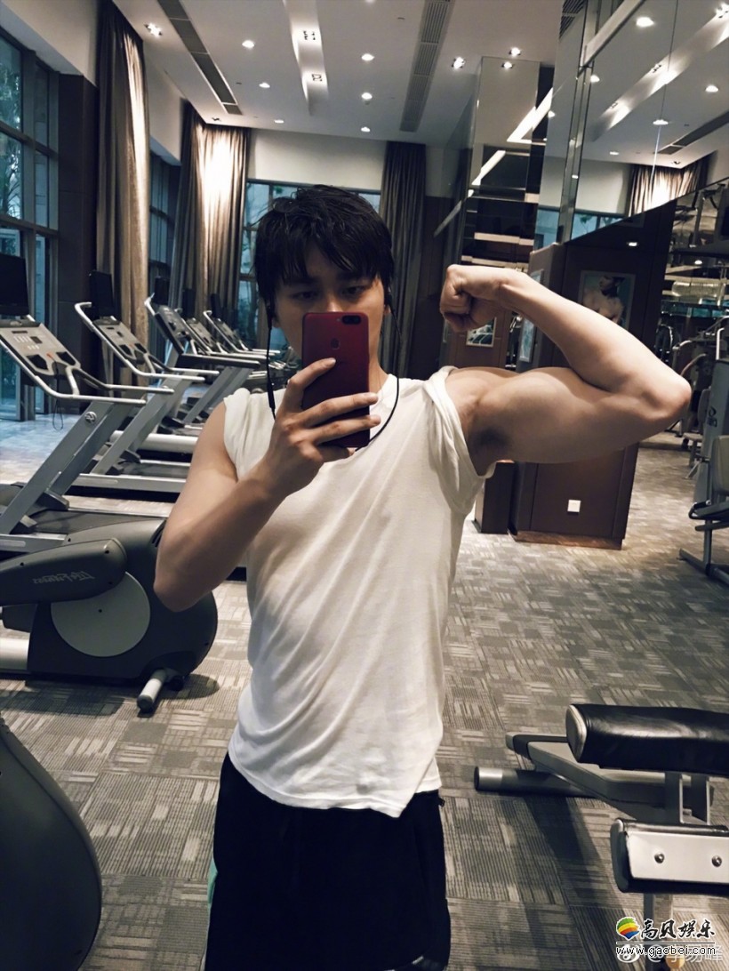 李易峰微博粉丝人数超过4000万!微博晒出一年私照:"健身秀肌肉"