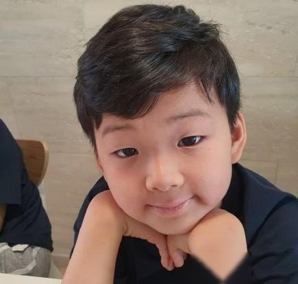 宋家三兄弟最新近照曝光,宋民国卷发刘海呆萌可爱,小小少年三小只