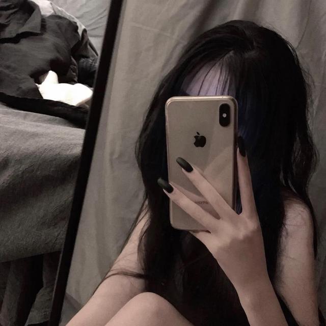 拿手机女头,自拍挡脸:与人间寥寥月色,长眠一场